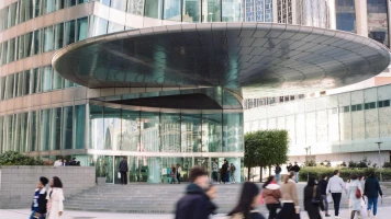 À La Défense, débat autour de la suppression de deux jours fériés pour 4,2 milliards d’économies