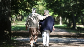 Seniors en colère à la gare Montparnasse : Impact des mesures d'économie gouvernementales
