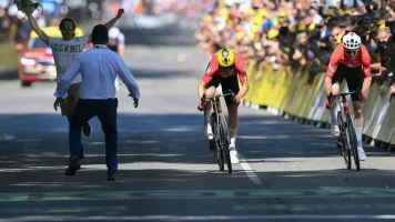 Incidents Sur le Circuit : Un Intrus Perturbe la 11e Étape du Tour de France à Toulouse