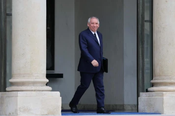 François Bayrou propose la suppression de jours fériés : enjeux et impacts sur l'économie