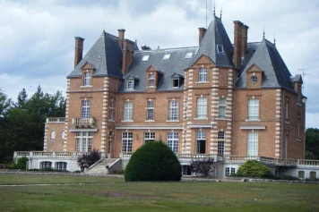 L’ouverture d’un internat catholique parrainé par le milliardaire Pierre-Edouard Stérin autorisée par les autorités, malgré les critiques