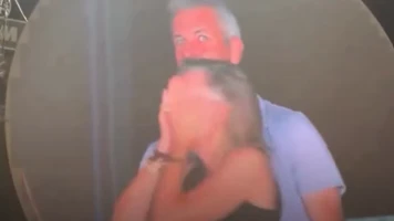 Andy Byron suspendu après le baiser controversé lors d'un concert Coldplay