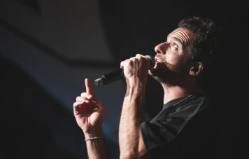 Amir face à la controverse : entre accusations, boycott et appel à l’unité aux Francofolies