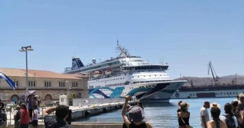 Incident Diplomatique en Grèce : Le Bateau de Croisière Crown Iris Contraint de Faire Demi-Tour