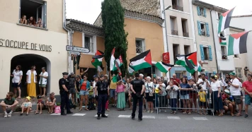 Solidarité à Dieulefit : Des drapeaux palestiniens au Tour de France