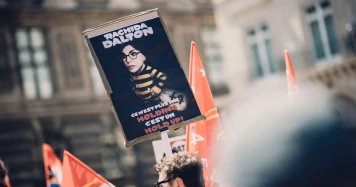 Manifestation à Paris : Soutien à Radio France et Controverse autour de Rachida Dati