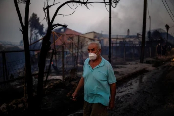 Incendies de forêt en Grèce : situation critique et efforts d'évacuation