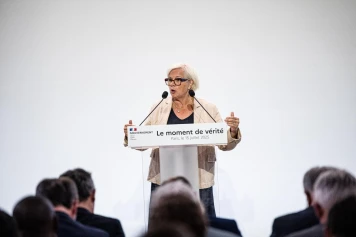 Catherine Vautrin Annonce des Mesures pour Réduire le Déficit Public des Arrêts de Travail