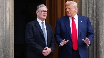 Keir Starmer défend Sadiq Khan face aux critiques de Trump lors d'une conférence en Écosse