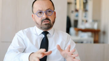 Arrêts Maladie en France : Yannick Neuder appelle à une utilisation modérée