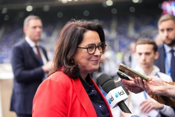 Coupe du monde 2026 : la ministre des Sports offre aux Bleus des pierres porte-bonheur et thérapeutiques