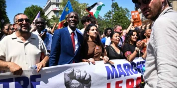 A Paris, quelques milliers de personnes défilent contre le racisme et l’extrême droite à l’appel de Bally Bagayoko