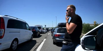 Près de 18 % des fumeurs reconnaissent jeter leur mégot par la fenêtre sur l’autoroute : le constat « alarmant » d’un sondage