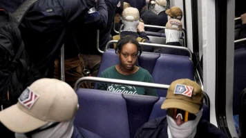 250 ans des États-Unis : l’image d’une femme noire entourée de suprémacistes blancs raconte une autre histoire des festivités organisées par Donald Trump