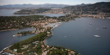 La justice conforte sa stratégie antiblanchiment en validant la saisie d’une villa sur la Côte d’Azur appartenant à des oligarques russes
