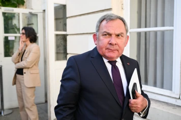 Enquête pour corruption : le Sénat lève l’immunité parlementaire de Francis Szpiner, « afin de permettre son placement en garde à vue »
