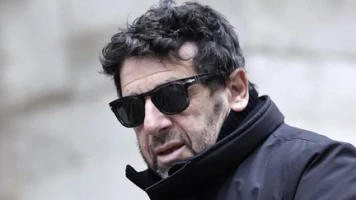 Patrick Bruel accusé de violences sexuelles : la garde à vue du chanteur prolongée de 24 heures