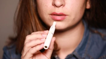 Tabac chauffé et vapotage : Philip Morris et son président condamnés à plus de 500 000 euros d’amende pour « publicité illicite »