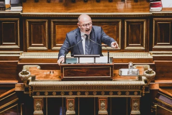 « Avec ses amis obscurantistes, il en fait un enjeu idéologique » : un an après, le sénateur Laurent Duplomb relance sa croisade pour l’acétamipride