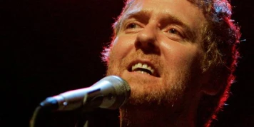 Le chanteur irlandais Glen Hansard est mort à l’âge de 56 ans dans un accident de moto