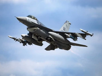Un avion de chasse F-16 piloté entièrement par une IA : l'essai réussi de l'armée américaine