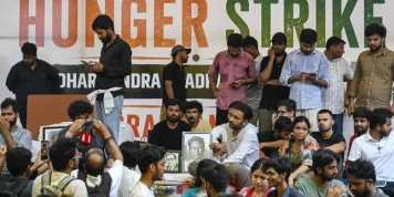 En Inde, la police met fin de force à une grève de la faim entamée il y a vingt jours pour dénoncer des fraudes massives aux examens universitaires