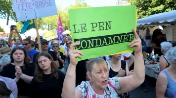 Marine Le Pen et Jordan Bardella accueillis avec des casseroles pour leur premier déplacement commun