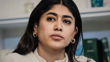 Rima Hassan porte plainte après l'analyse de la géolocalisation de son portable par la police
