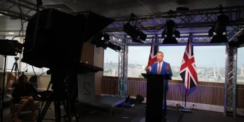Royaume-Uni : acculé par les scandales financiers, Nigel Farage choisit la fuite en avant électorale