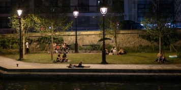 « Dormir est impossible » : le récit d’une nuit tropicale en France, où chacun cherche un coin de fraîcheur