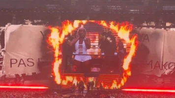 Au Stade de France, Aya Nakamura « brûle » une banderole raciste d’un groupuscule d’extrême droite