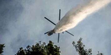 En Grèce, deux hélicoptères se percutent alors que les incendies restent « extrêmement difficiles » à maîtriser
