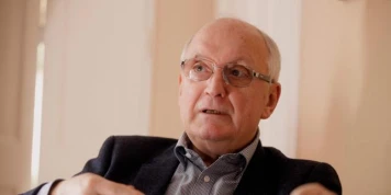 Hongrie : Andras Baka, le « juge qui a dit non » à Viktor Orban, choisi par le camp de Péter Magyar pour devenir président