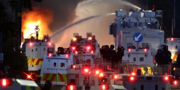 Belfast : nouvelle nuit de violences, la police utilise un canon à eau pour disperser les manifestants