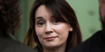Xenia Fedorova : la justice administrative rejette un recours de la propagandiste pro-Poutine contre son arrêté d’expulsion
