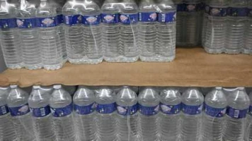 VRAI OU FAUX. Les packs d'eau seront-ils bientôt interdits à la vente en France et dans l'Union européenne, comme l'affirme une eurodéputée du Rassemblement national ?