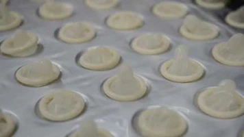 Des dizaines de milliers de préservatifs "non conformes" vendus en France ces derniers mois, les autorités recommandent des dépistages et tests de grossesse