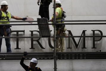 À Washington, le nom de Donald Trump retiré de la façade du Kennedy Center en pleine nuit