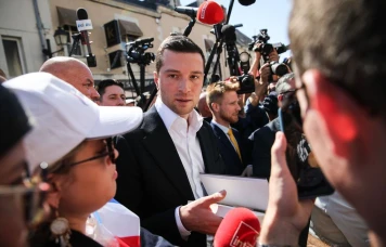 Présidentielle 2027 : Bardella apparaît crispé, un sondage désapprouve le choix de Marine Le Pen de se présenter