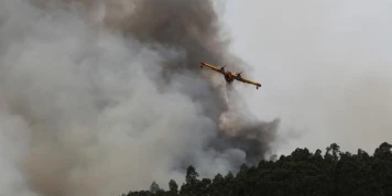 Au Portugal, un millier de pompiers tentent toujours de venir à bout d’un feu de forêt