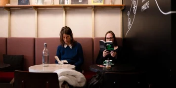 Clubs de lecture, « reading parties », colos pour bouquiner... Lire est-il le nouveau chic ?