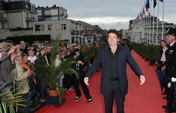 Dinard : La plaque au nom de Patrick Bruel a disparu de la grande plage