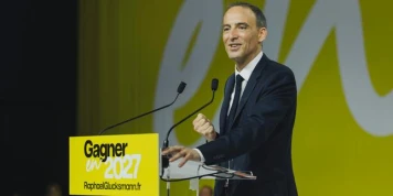 Présidentielle 2027 :  Raphaël Glucksmann fait salle comble aux Docks d’Aubervilliers et se pose en adversaire du RN