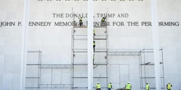 Le « Trump Kennedy Center » doit redevenir simplement le Kennedy Center, maintient un juge fédéral à Washington