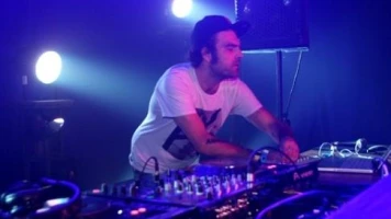 Le DJ The Toxic Avenger cyberharcelé par l’extrême droite depuis sa réponse à Bardella sur Kavinsky