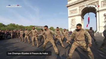 Les ultramarins de la 9e brigade d'infanterie de marine font un haka devant l'Arc de triomphe avant le défilé du 14-Juillet