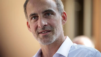 Présidentielle 2027 : prêt à officialiser sa candidature, Raphaël Glucksmann prend le PS de vitesse