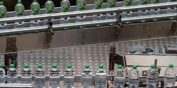 Volvic condamnée pour les mentions « neutre en carbone » et « 100 % recyclée » sur ses bouteilles d’eau, qui relèvent du greenwashing