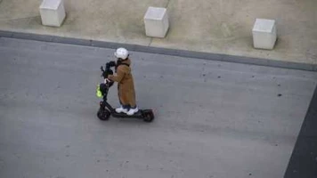 Casque et gilet réfléchissant deviennent obligatoires dans l'agglomération parisienne pour les usagers de trottinette électrique, de gyropode et de hoverboard