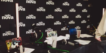 Audiences radio : France Culture talonnée par Radio Nova ; France Inter, RTL et Franceinfo à la baisse
